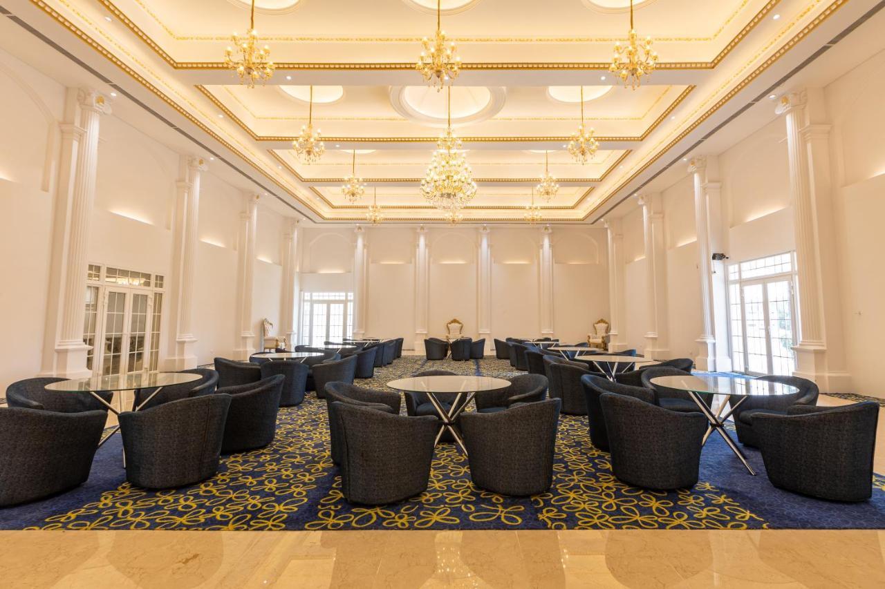 The Grand Monarch Hotel, אויאיין מראה חיצוני תמונה