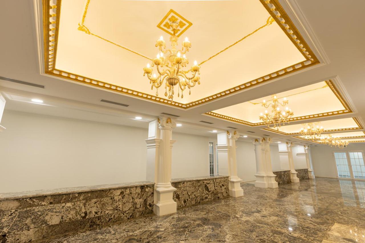 The Grand Monarch Hotel, אויאיין מראה חיצוני תמונה
