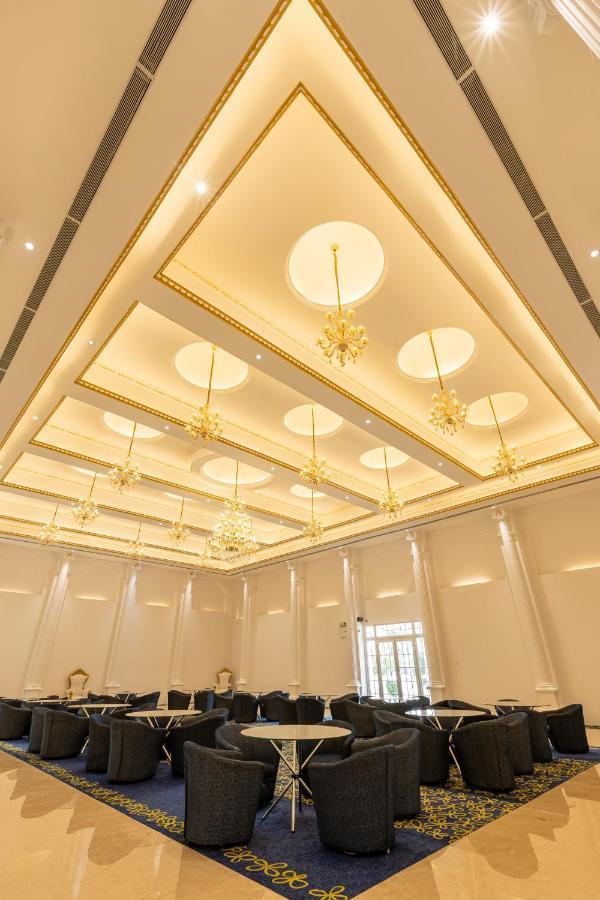 The Grand Monarch Hotel, אויאיין מראה חיצוני תמונה