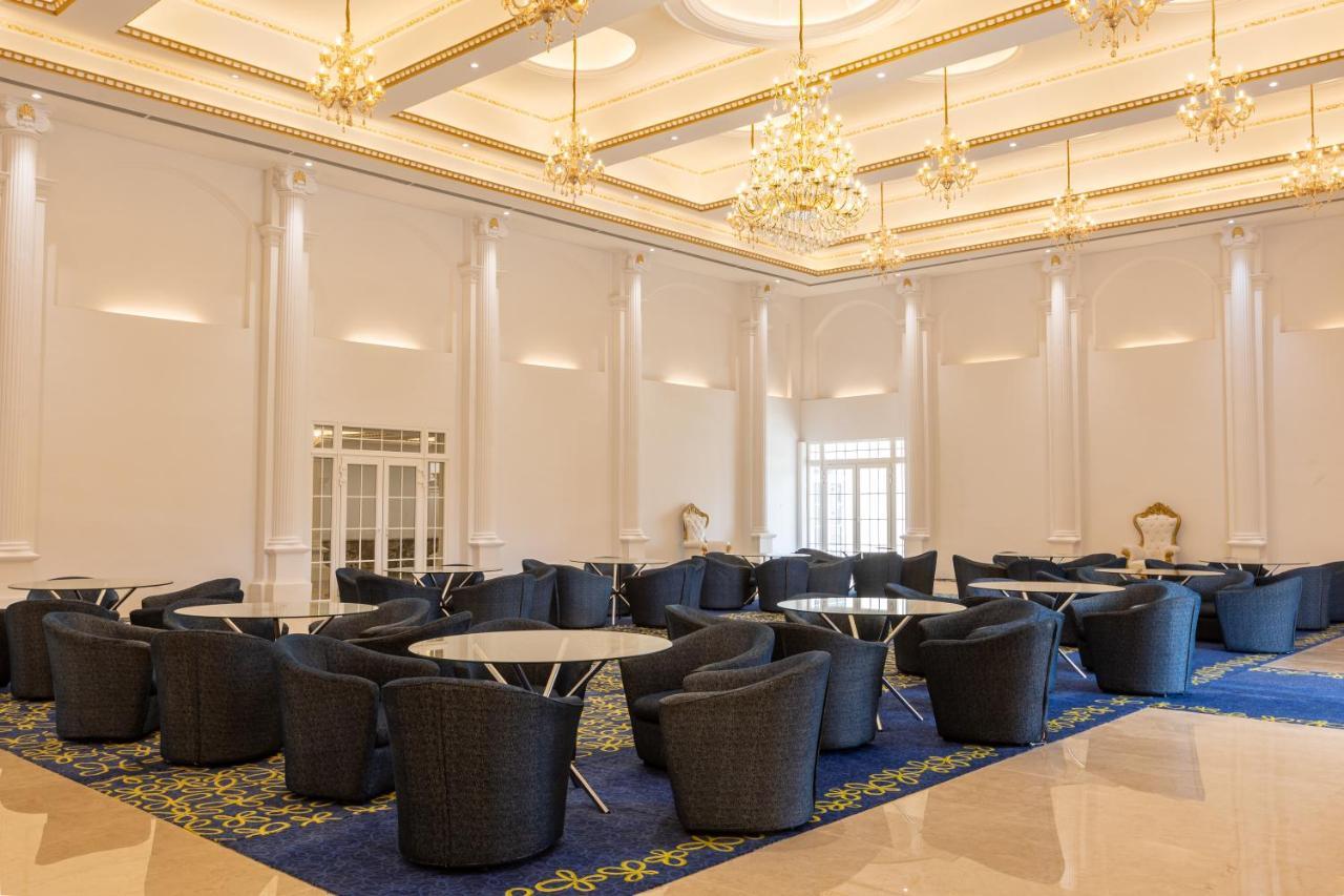 The Grand Monarch Hotel, אויאיין מראה חיצוני תמונה