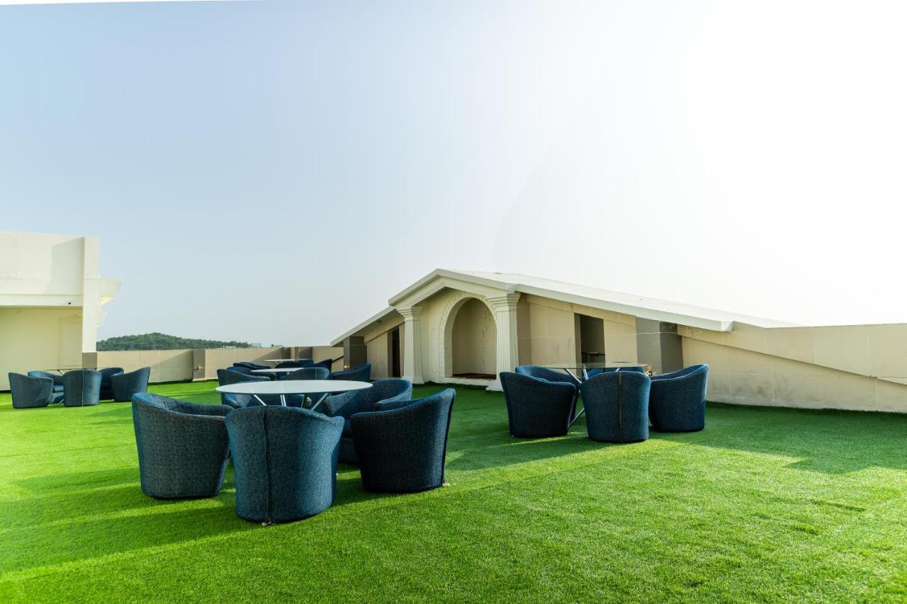 The Grand Monarch Hotel, אויאיין מראה חיצוני תמונה