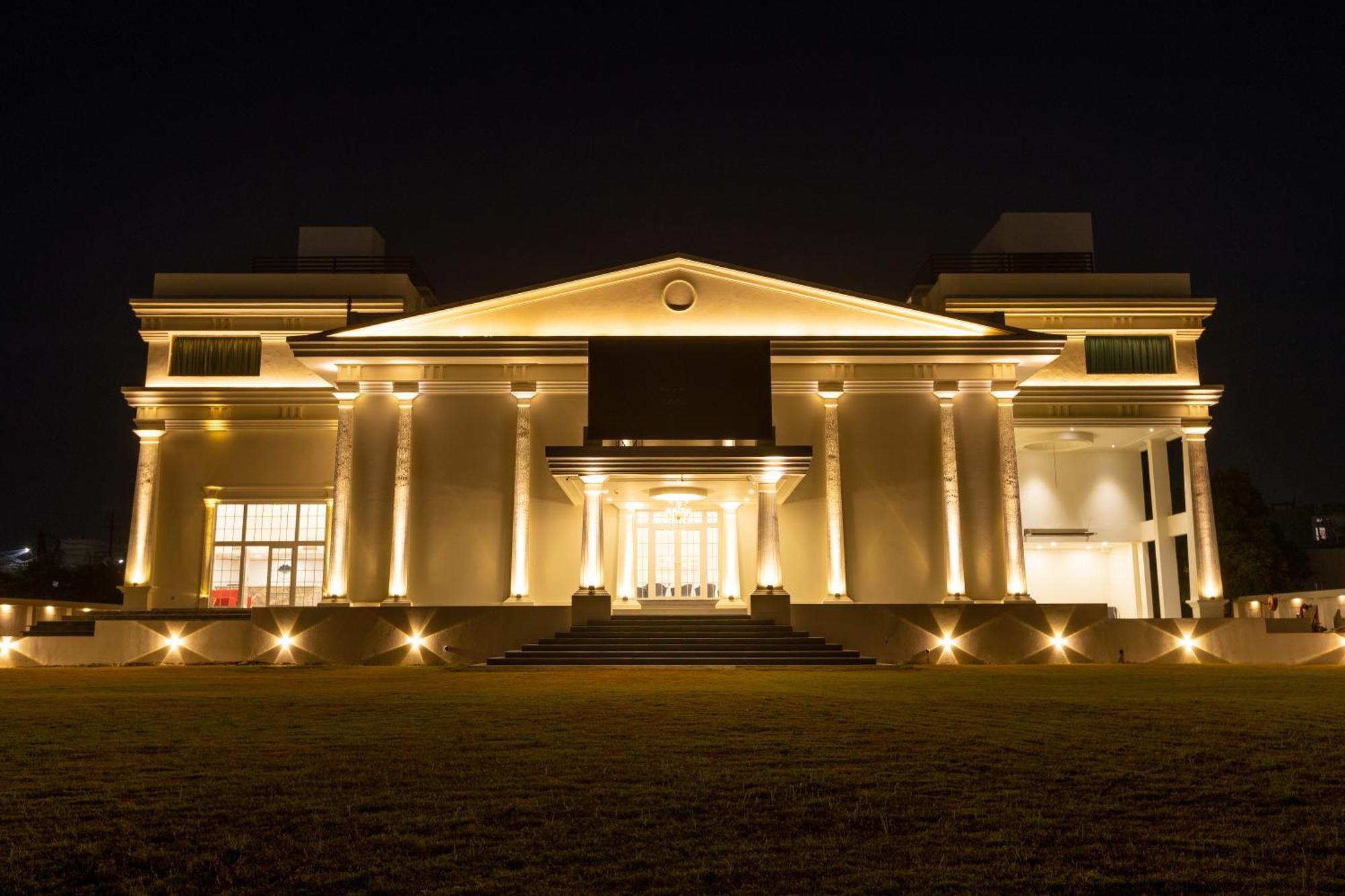 The Grand Monarch Hotel, אויאיין מראה חיצוני תמונה