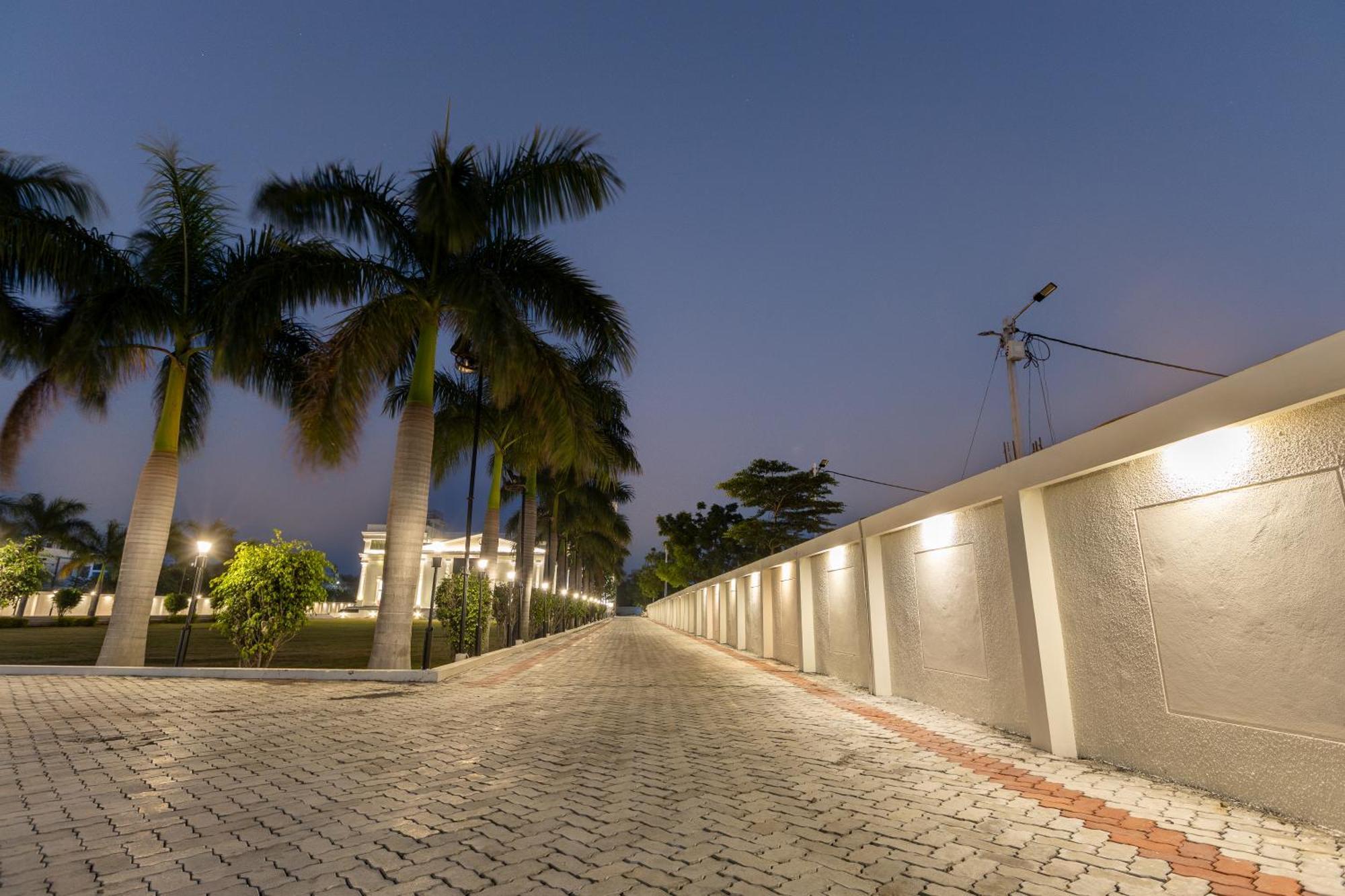 The Grand Monarch Hotel, אויאיין מראה חיצוני תמונה