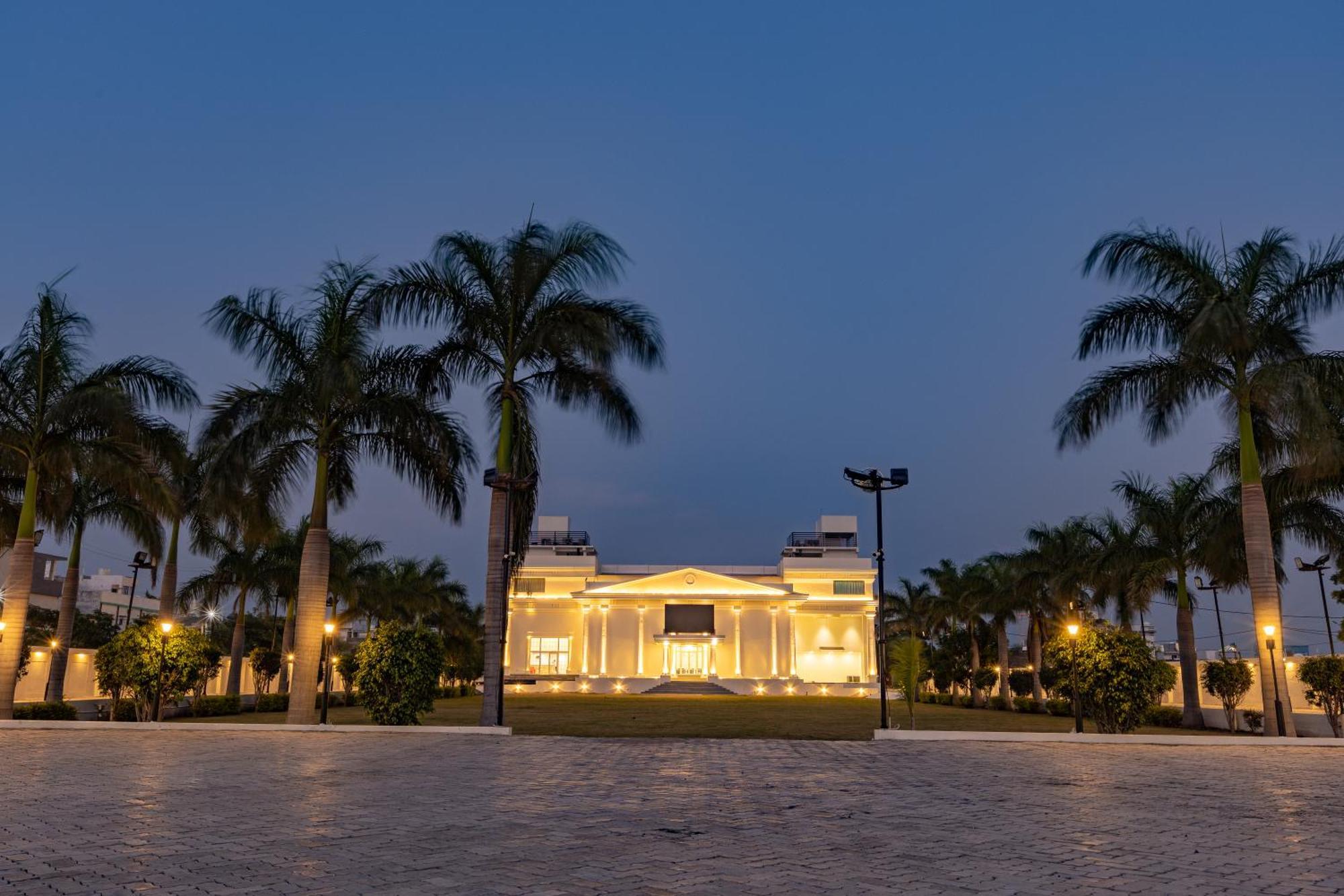 The Grand Monarch Hotel, אויאיין מראה חיצוני תמונה