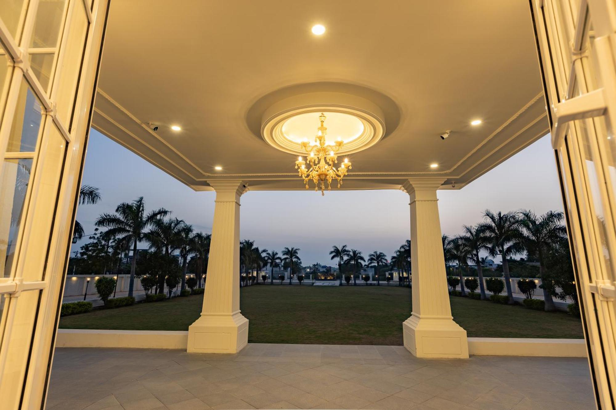 The Grand Monarch Hotel, אויאיין מראה חיצוני תמונה