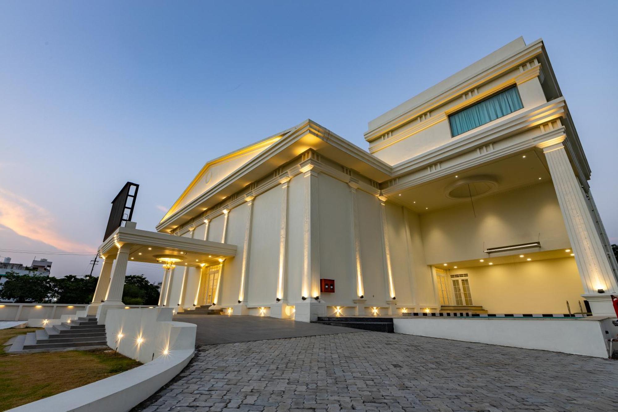 The Grand Monarch Hotel, אויאיין מראה חיצוני תמונה