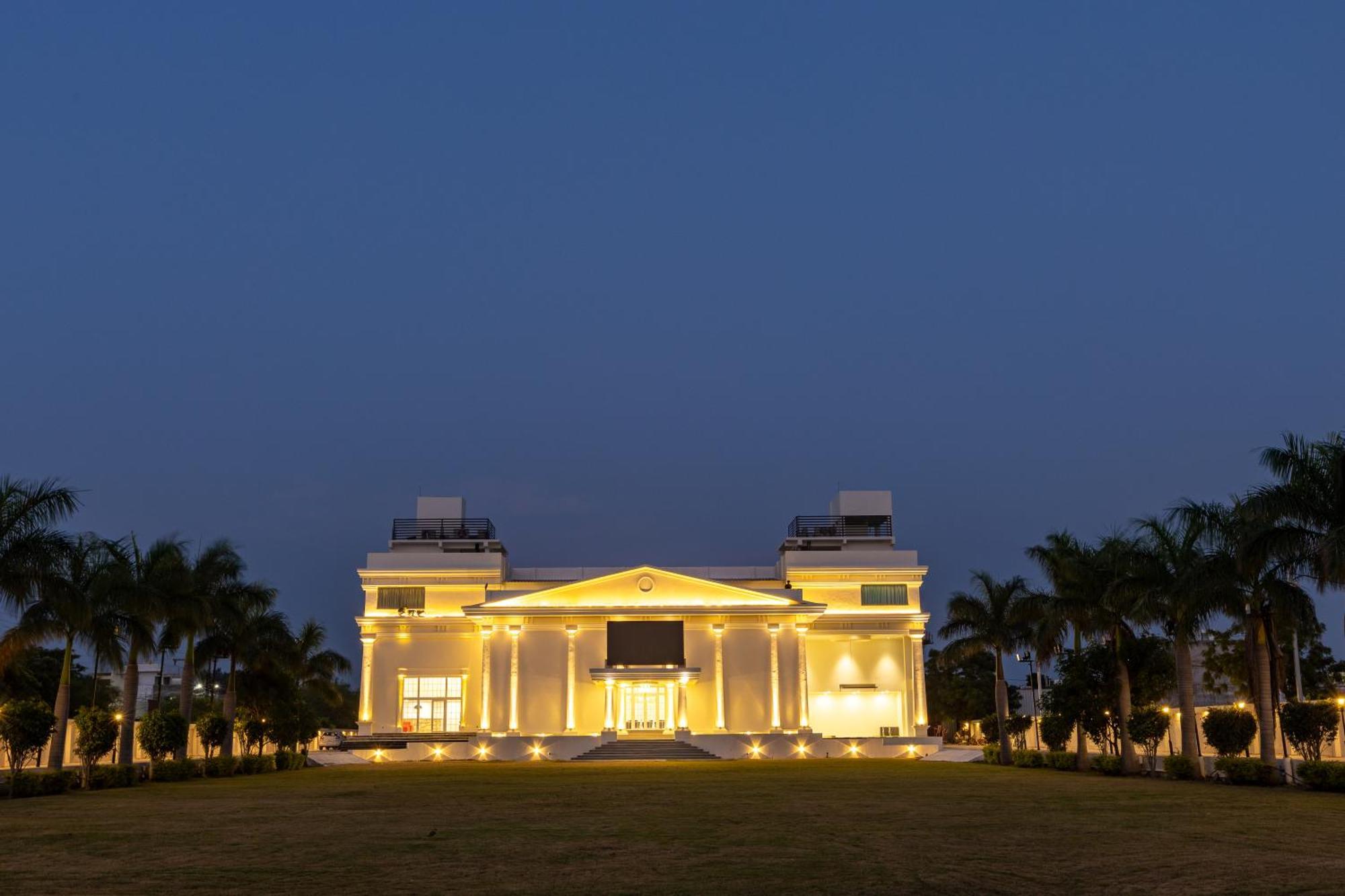 The Grand Monarch Hotel, אויאיין מראה חיצוני תמונה