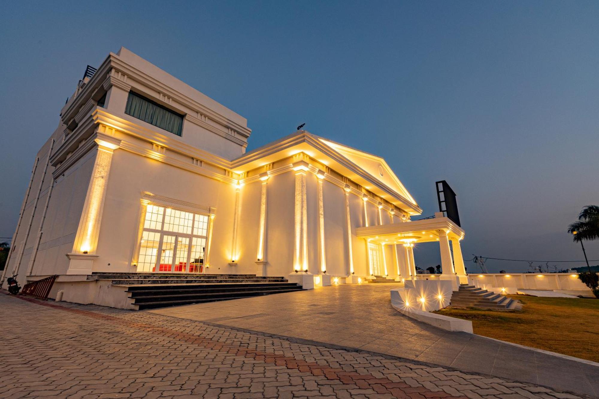 The Grand Monarch Hotel, אויאיין מראה חיצוני תמונה