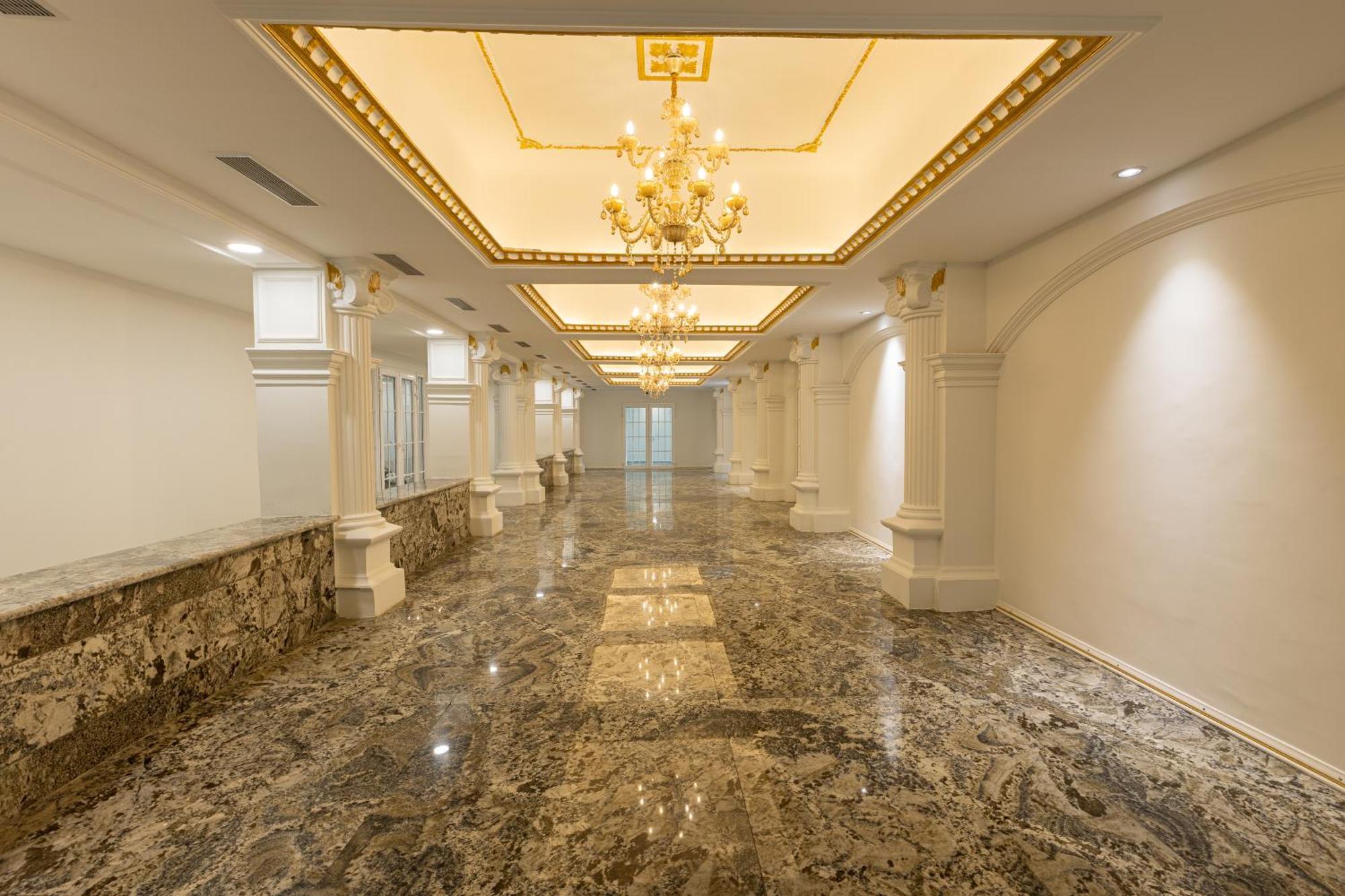 The Grand Monarch Hotel, אויאיין מראה חיצוני תמונה